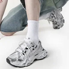Las tablas de zapatos para hombres son zapatos de papá viejos, sucios, de suela gruesa y que aumentan la altura, zapatos de moda y de moda.