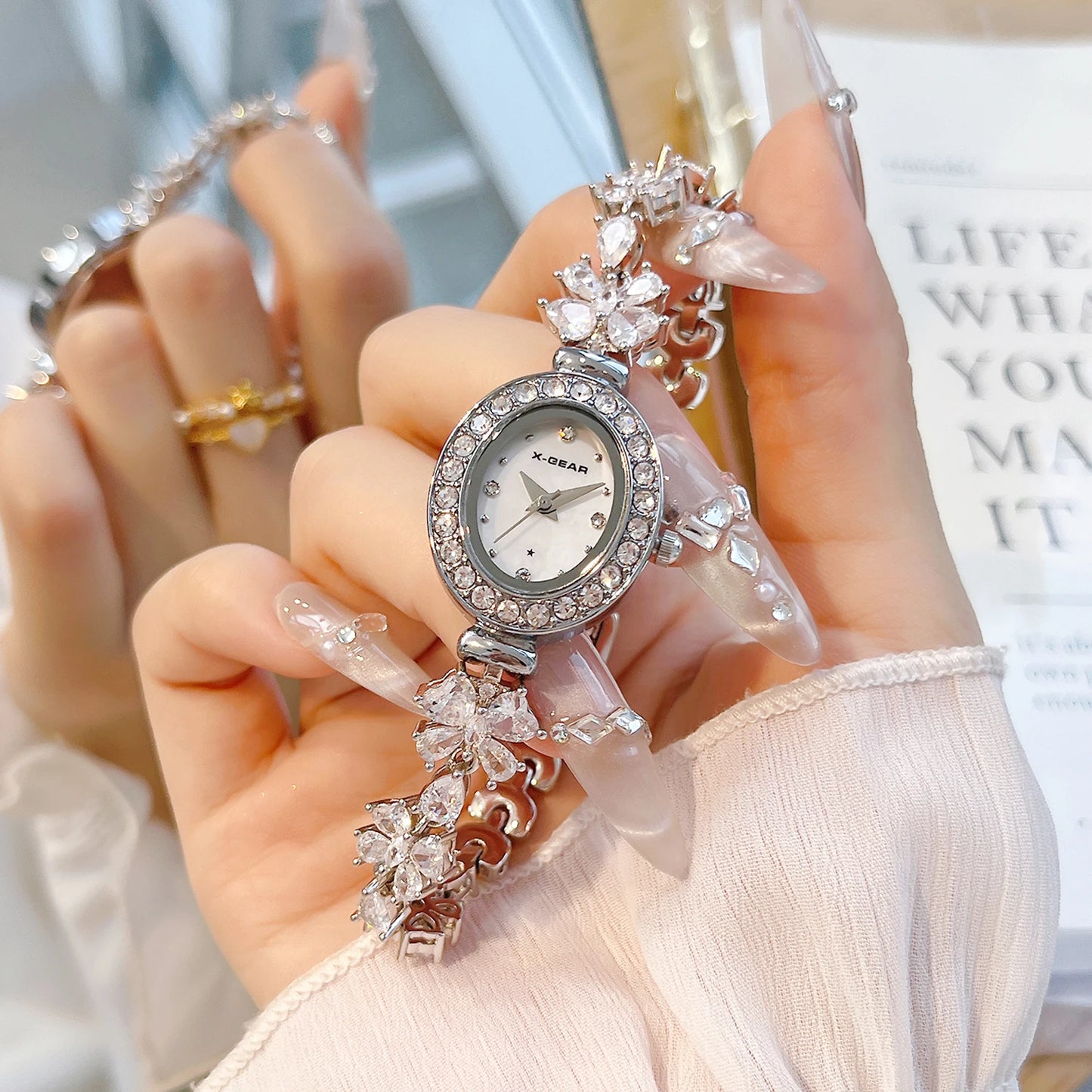 Reloj de cuarzo para mujer 2025: elegante y delicado brazalete con correa de mariposa, esfera de nácar y lujosos diamantes de imitación.