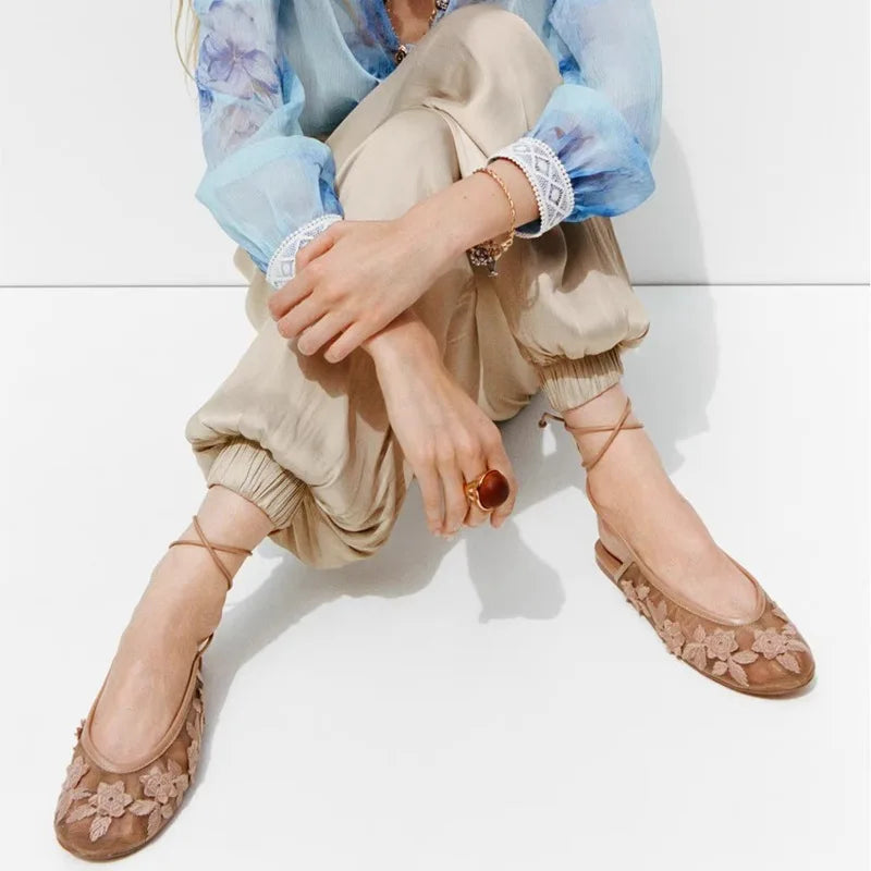 Sandalias planas con diseño de flores bordadas para mujer, zapatos informales con cordones de malla transpirable, elegantes y poco profundos