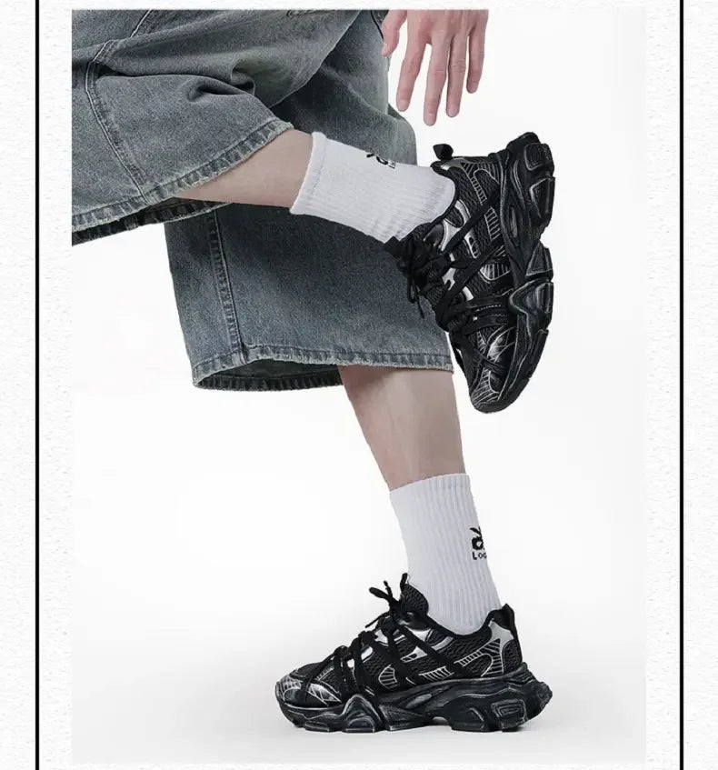 Las tablas de zapatos para hombres son zapatos de papá viejos, sucios, de suela gruesa y que aumentan la altura, zapatos de moda y de moda.