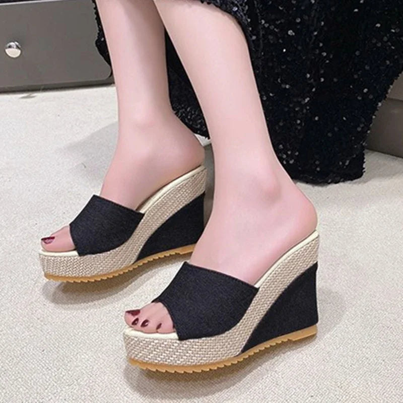 Zapatos de plataforma para mujer. Zapatos antideslizantes resistentes, casual y de moda. Nueva colección verano 2024