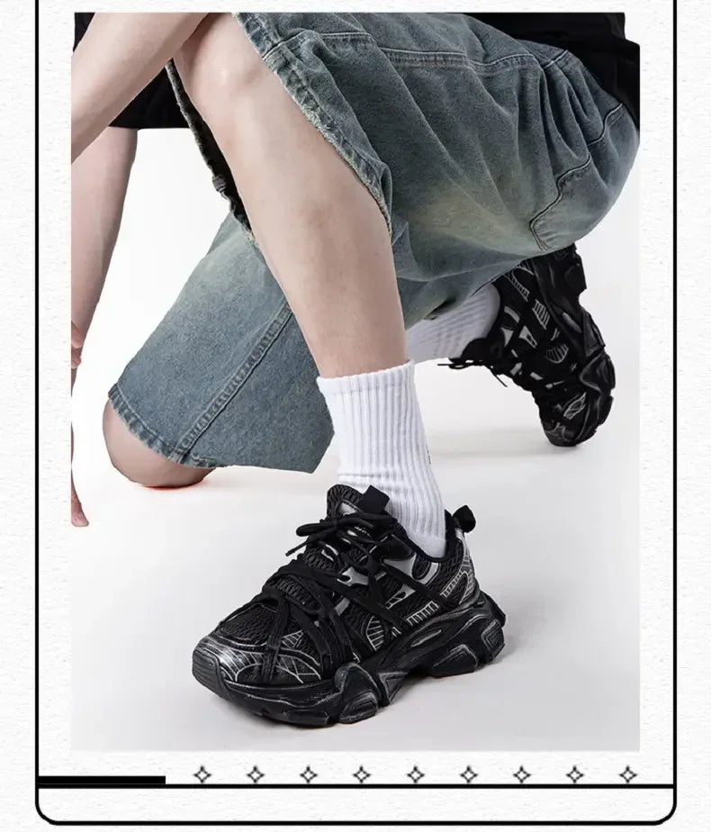 Las tablas de zapatos para hombres son zapatos de papá viejos, sucios, de suela gruesa y que aumentan la altura, zapatos de moda y de moda.
