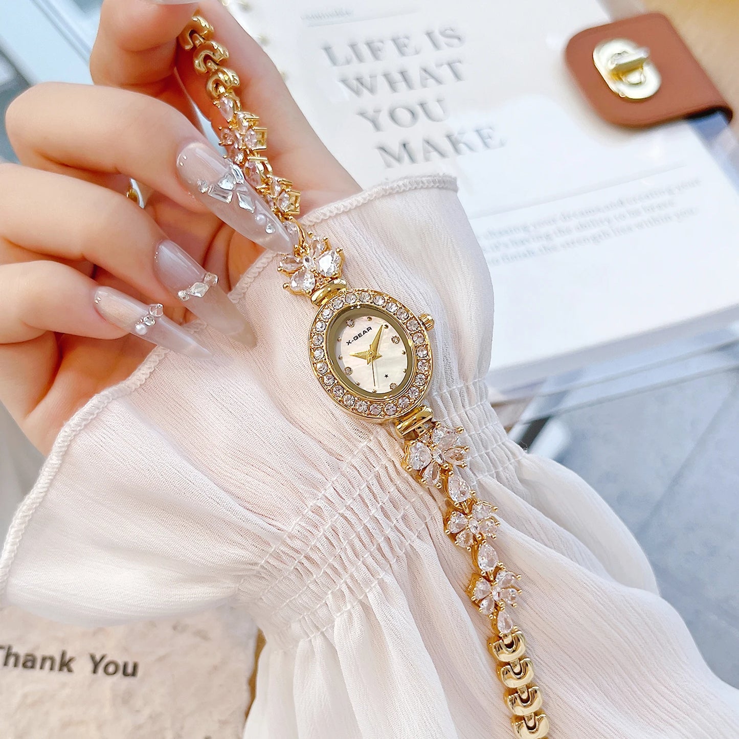 Reloj de cuarzo para mujer 2025: elegante y delicado brazalete con correa de mariposa, esfera de nácar y lujosos diamantes de imitación.