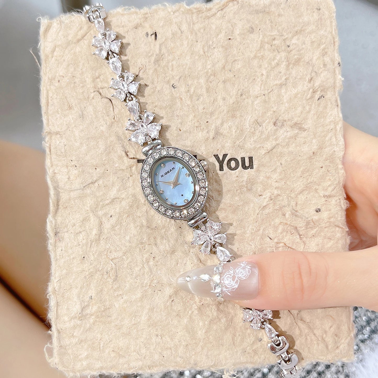 Reloj de cuarzo para mujer 2025: elegante y delicado brazalete con correa de mariposa, esfera de nácar y lujosos diamantes de imitación.