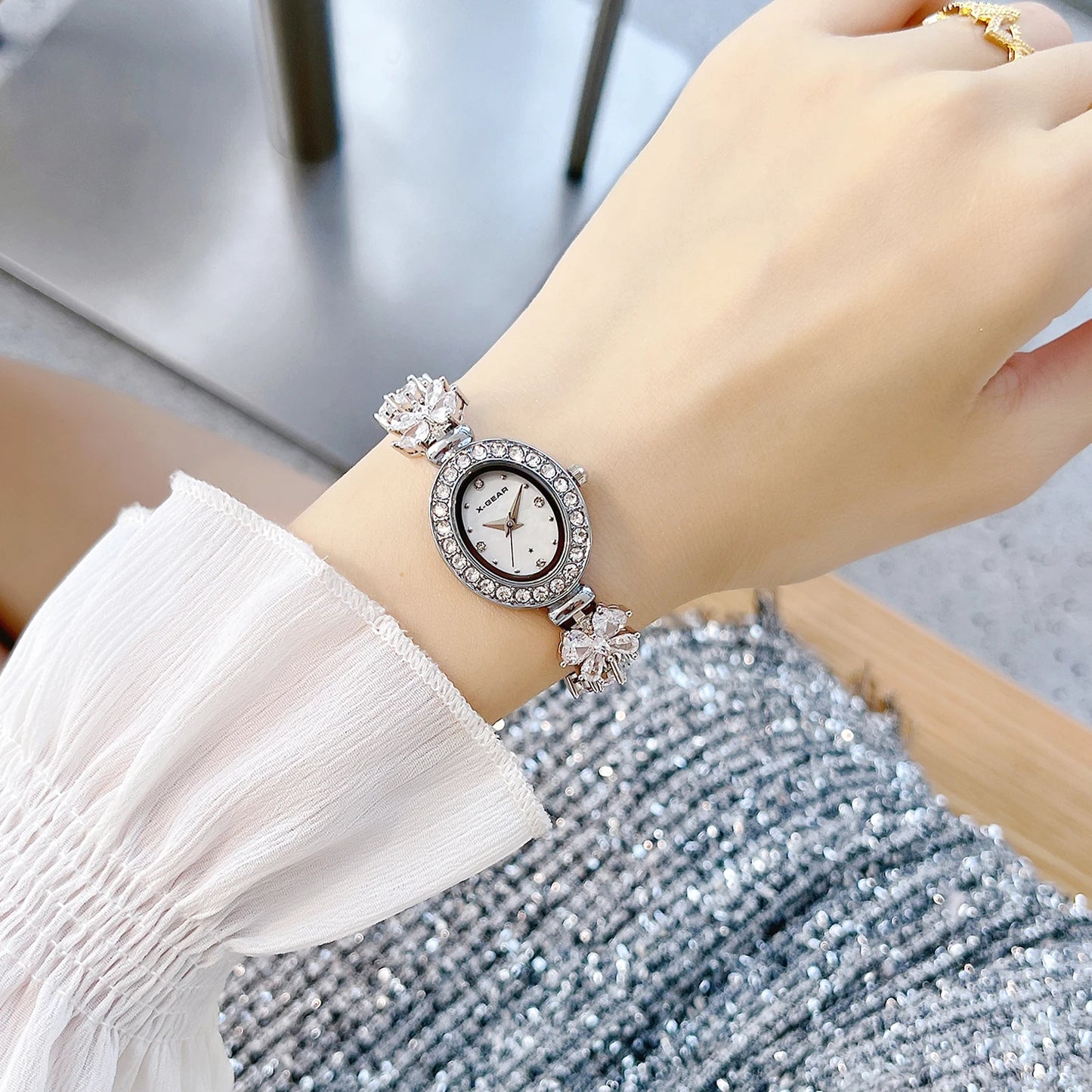 Reloj de cuarzo para mujer 2025: elegante y delicado brazalete con correa de mariposa, esfera de nácar y lujosos diamantes de imitación.