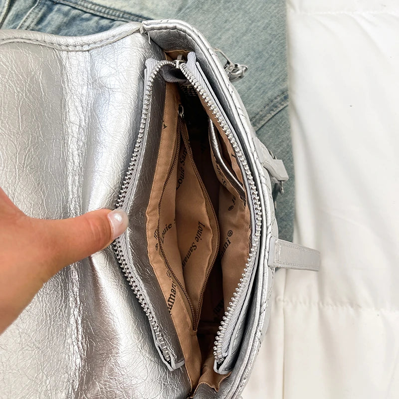 Bolso de mano de diseño moderno para mujer, de cuero de lujo, espacioso, bandolera con bolsillos laterales.