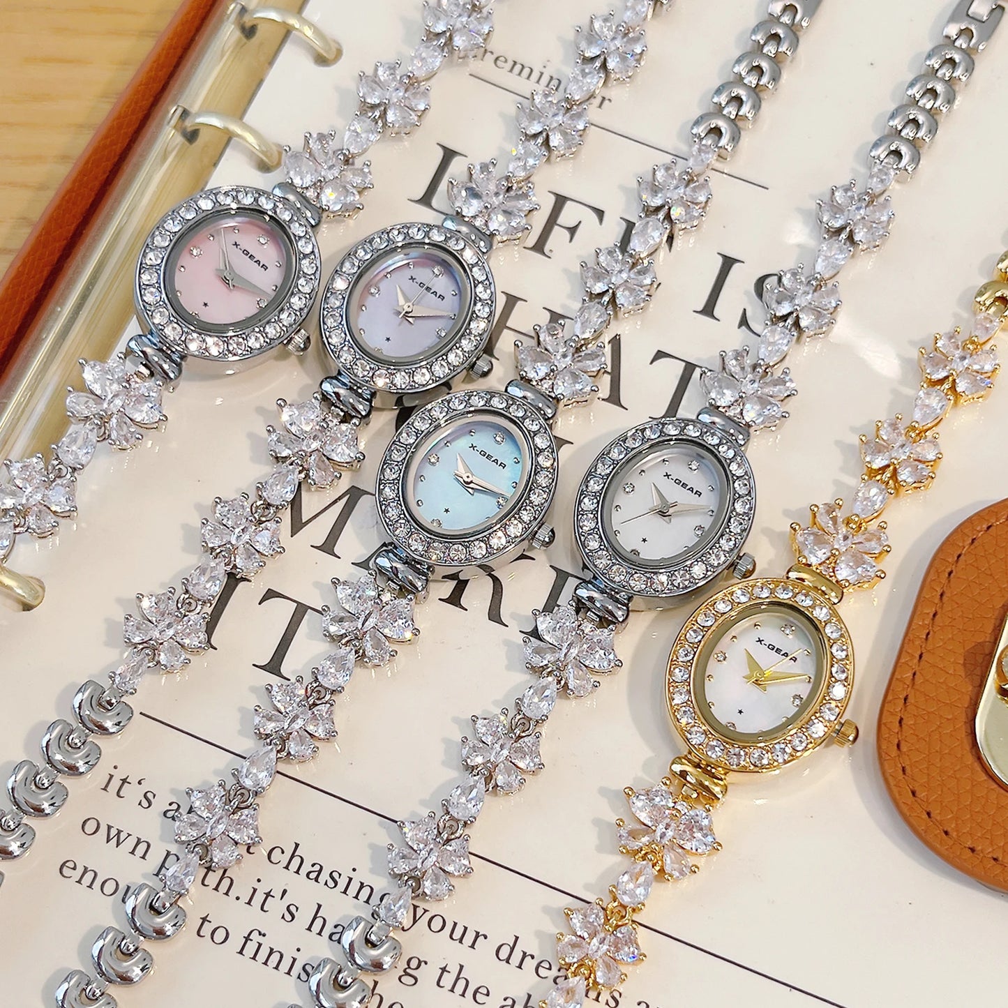 Reloj de cuarzo para mujer 2025: elegante y delicado brazalete con correa de mariposa, esfera de nácar y lujosos diamantes de imitación.